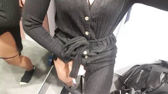 少女在更衣室里经历了...