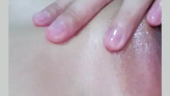 苗条的白人少女,胸部...