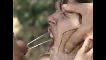 美丽的棕发女郎的面部射精