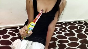 胸部丰满的印度少女用...