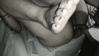 与熟女和少女进行激烈的性爱