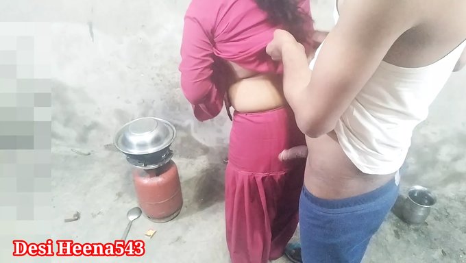 Desi Heena第一次和男友在厨房里 - 印地语音频和视频