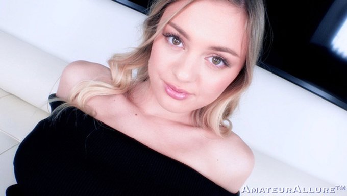 Amber Moore从后面的青少年快感