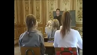 穿着内裤的复古女学生...