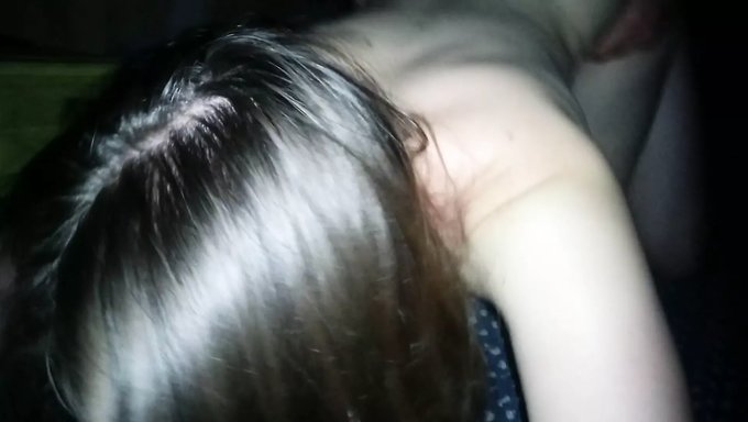 丰满的妻子在热辣的三人行中被最好的朋友操了