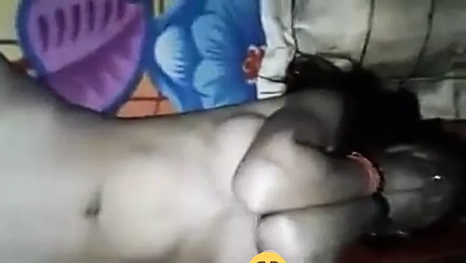 成熟的印度女人给年轻的情人口交快感