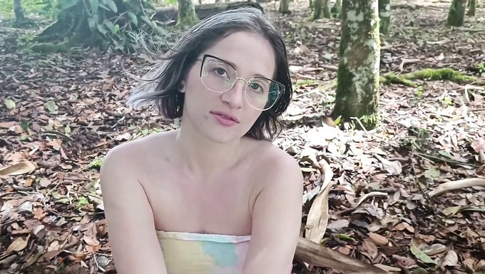 与一位拉丁裔女孩在户外狂野做爱,她为回家的旅程口交