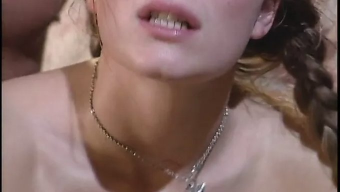 少女(18+)色情明星在肮脏的洞里享受双重插入