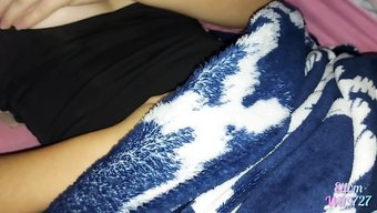 紧身少女被继兄玩弄她...