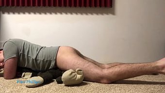 绝望的糖宝贝男孩用塞...