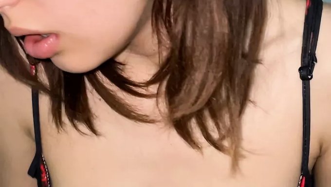 小巧的少女接受大鸡巴并被内射时,自然的乳房弹跳