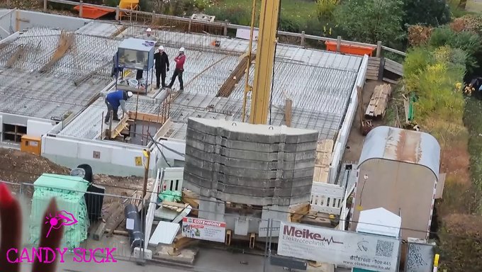 成熟的金发女郎在公共场合从后面被操