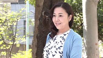 日本巨乳妻子在她的第...