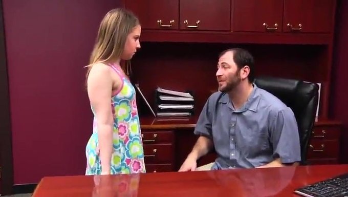 Brooke Bliss的紧缩阴道被爸爸的阴茎撑开