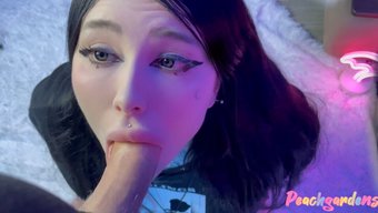 年轻女孩的深喉动作,...