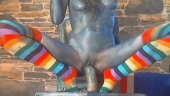 纹身美女沉迷于狂野的...
