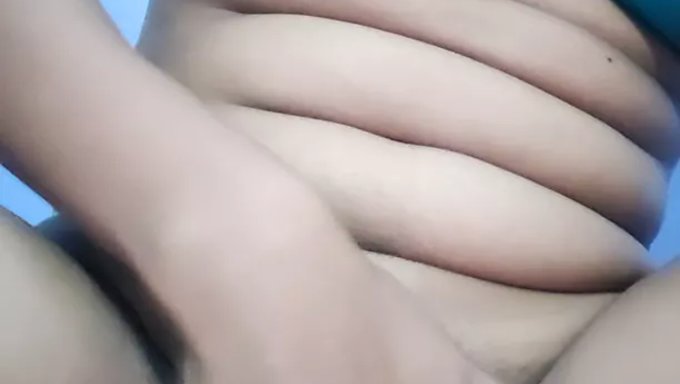 感性的按摩导致激烈的手指游戏