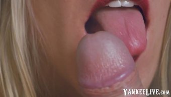 浪漫的亚洲妻子给了一...