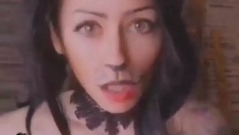 穿着万圣节服装和大奶...