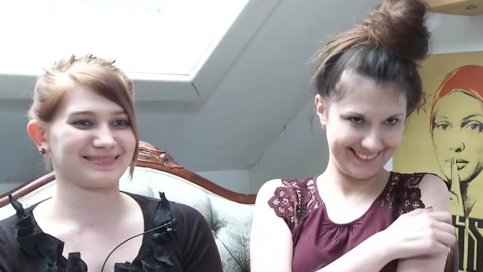 Ina第一次体验与maria脚交的女同性恋快感