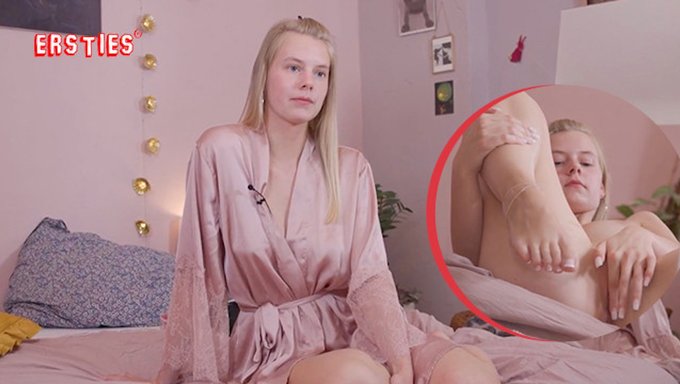 Jolien,一个拥有天然大胸部的金发女郎,喜欢踢足球和穿着内衣。
