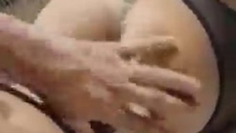 一个身材曲线优美的成...