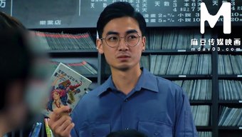 亚洲模特邓子青在户外...
