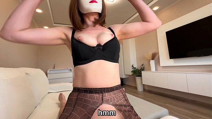 那家伙拿了个鬼当荡妇,万圣节就操她。
