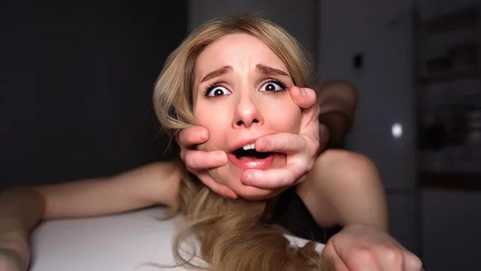 女孩逃不过爸爸的鸡巴,被困在一个粗暴的深喉循环中