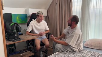 我的继子看着我和一个大奶男友展示真正的亲密关系