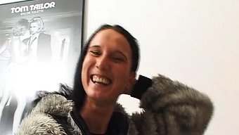 少女独自自慰导致强烈的高潮