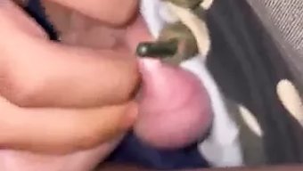 棕色头发的沙特少女在...