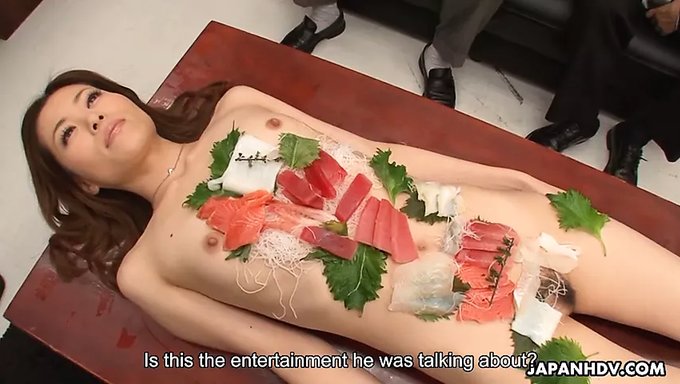 18+寿司女孩在办公室群交中占据中心舞台