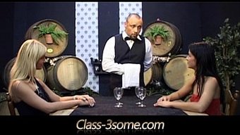 三个兴奋的女孩给一个...