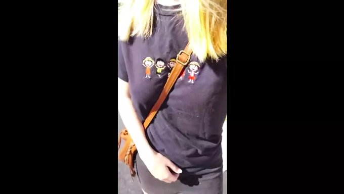 喜欢胸部的女孩在这个合集中展示她们的资产