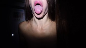 瘦弱的棕发女郎穿着内...