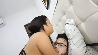 业余情侣沉迷于热辣的...