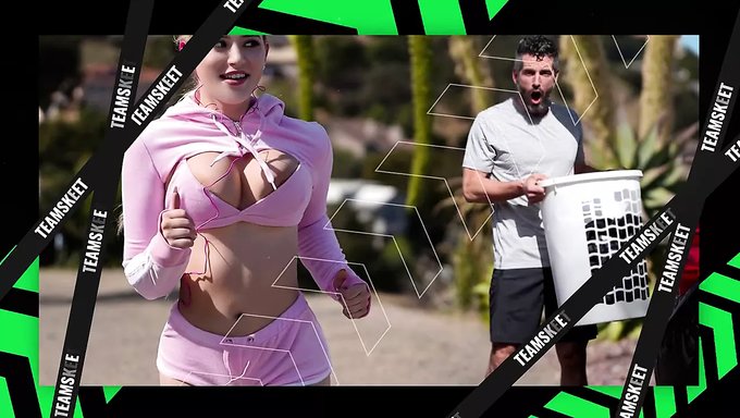 变态的继父勾引他的继女,强迫她们坐在他的屌上。