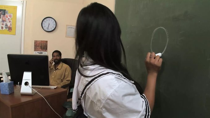 年轻的日本女孩在一场火辣的邂逅中被老师干着。