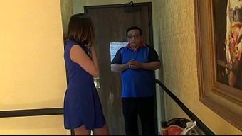 成熟的女人用口交换取披萨
