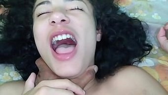 年轻的拉丁美女疯狂并...