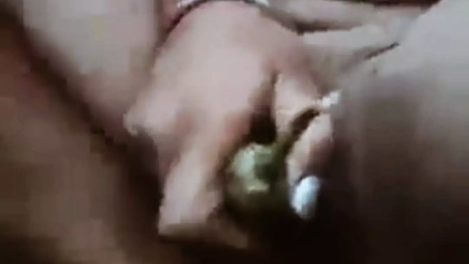 Desi Bhabi在热辣的视频中被双重插入