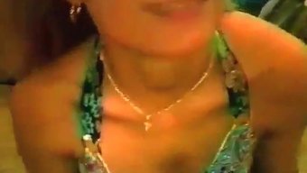 业余白人荡妇用巨大的...