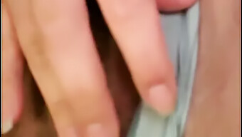 大奶子和屁股在自慰视...