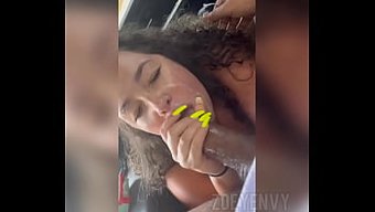 大胸部的熟女接受大黑...