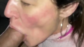 胸部丰满的熟女口交并...