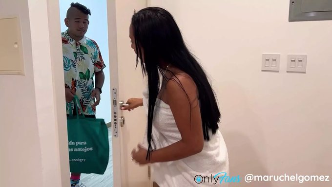 少女宝贝深深地口交,并从兴奋的送货员那里接受了面部射精