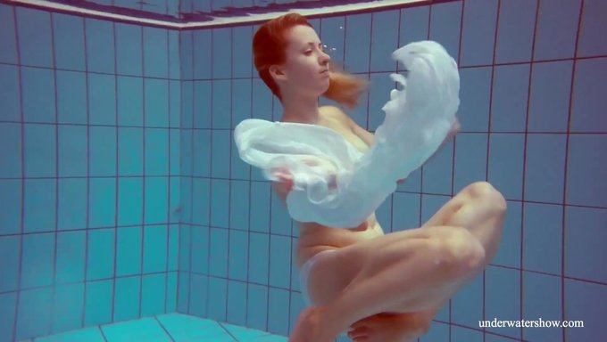 Melisa Darkova的大天然乳房完全展示