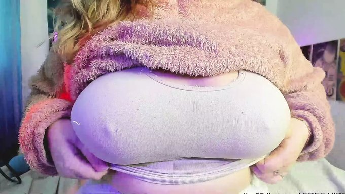 大胸部和屁股的少女在网络摄像头上自慰