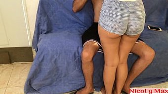 我给他看了她趁家里没...